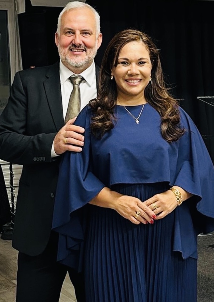 Ein Bild am Rednerpult mit dem Pastoren Ehepaar.