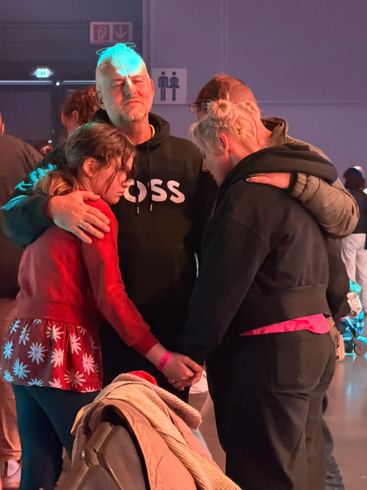 Menschen beten gemeinsam im Gebetshaus Frankfurt