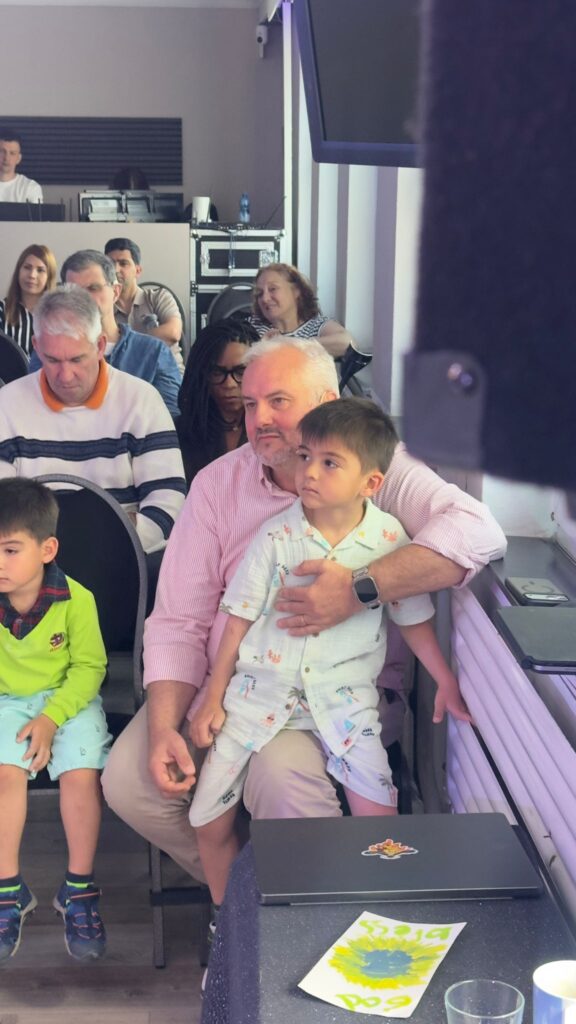 Eine Familie während des Gottesdienstes