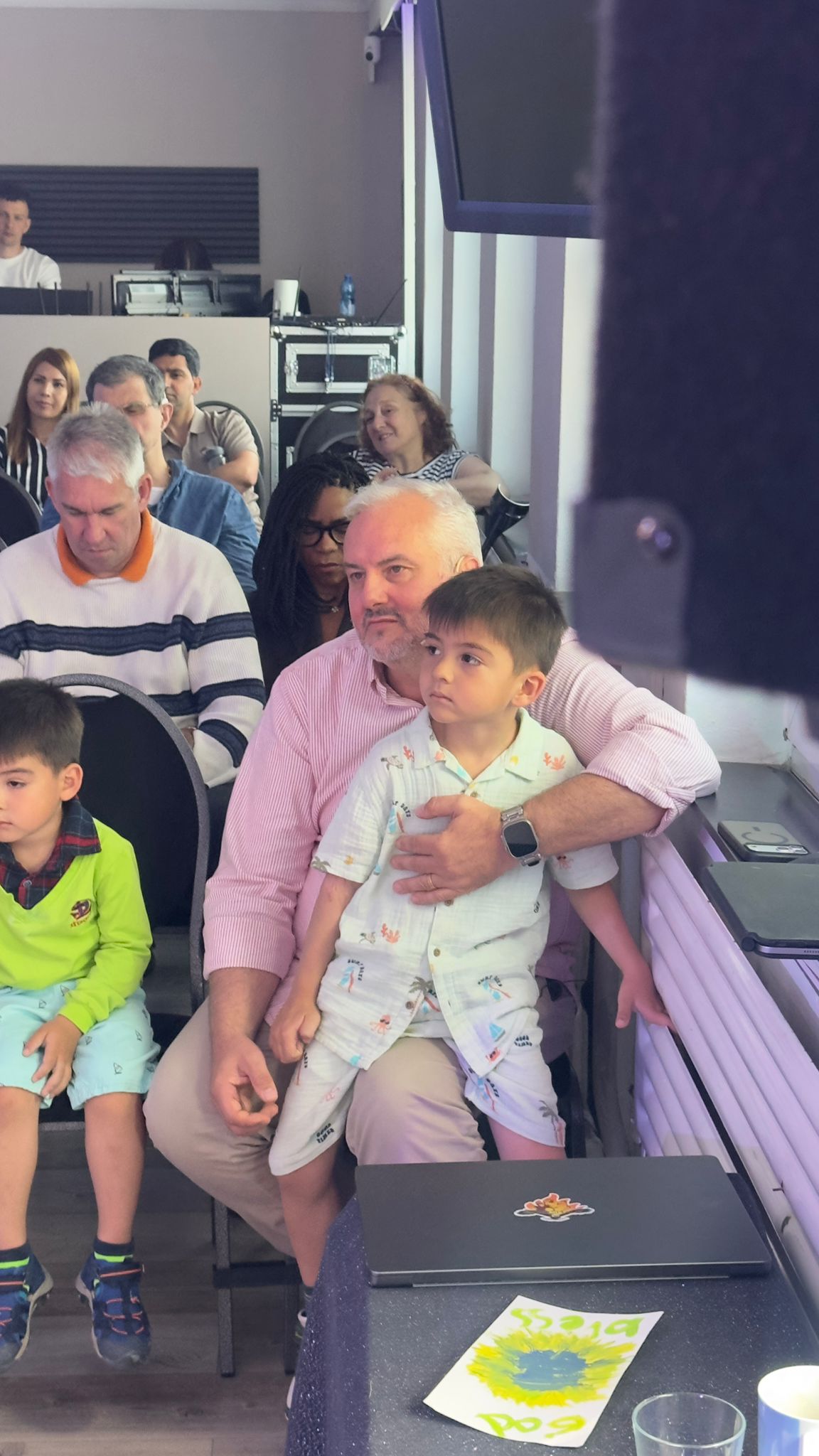 Eine Familie während des Gottesdienstes
