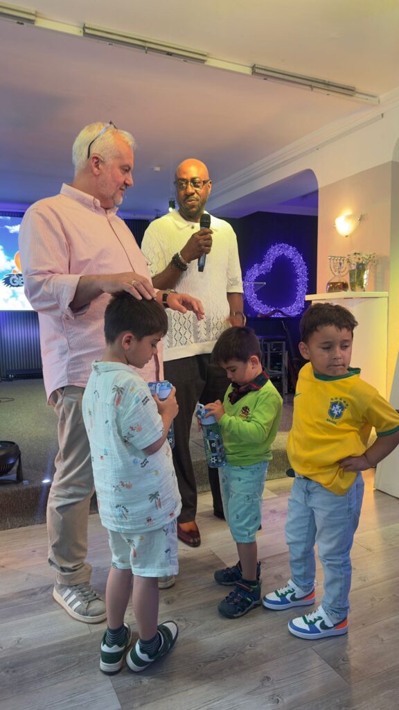 Kinder werden im Gottesdienst gesegnet
